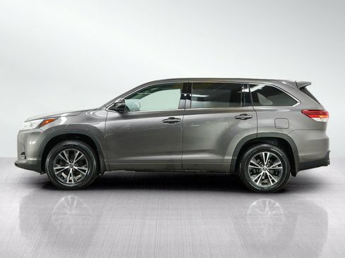 Used 2018 Toyota Highlander LE AWD/4WD image 2