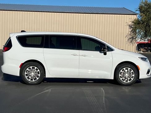 New 2026 Chrysler Pacifica Select AWD/4WD image 2