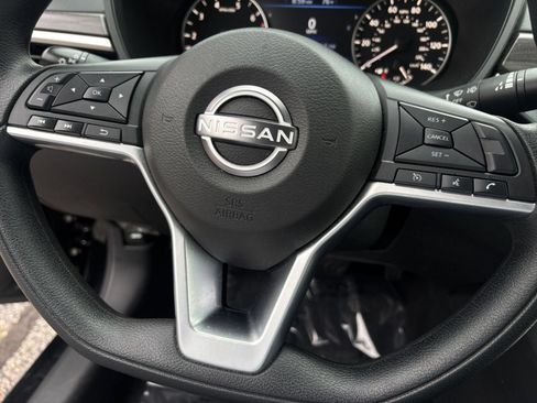 Used 2025 Nissan Altima 2.5 SV FWD image 29