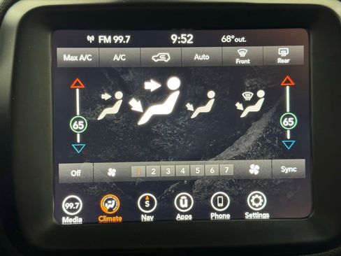 Used 2023 Jeep Renegade Latitude AWD/4WD image 23