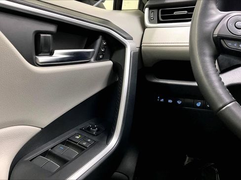 Used 2020 Toyota RAV4 XLE Premium FWD image 34