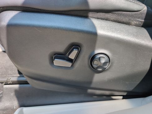 Used 2024 Chrysler Pacifica Touring-L FWD image 17