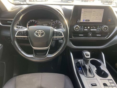 Used 2023 Toyota Highlander LE FWD image 17