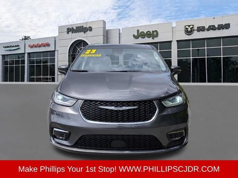 Used 2023 Chrysler Pacifica Touring-L FWD image 8