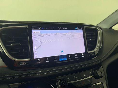 Used 2025 Chrysler Pacifica Limited image 25