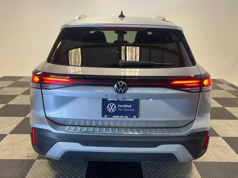Certified 2025 Volkswagen Tiguan SE FWD image 4