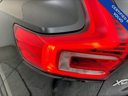 Certified 2025 Volvo XC40 B5 Plus image 40