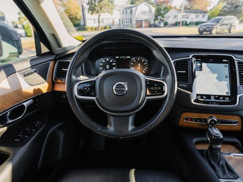 Used 2022 Volvo XC90 T6 Momentum w/ Climate Package image 22