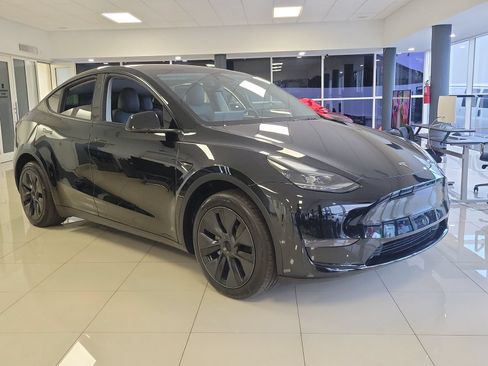 Used 2025 Tesla Model Y Long Range RWD image 3