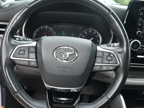 Used 2021 Toyota Highlander Limited FWD image 14