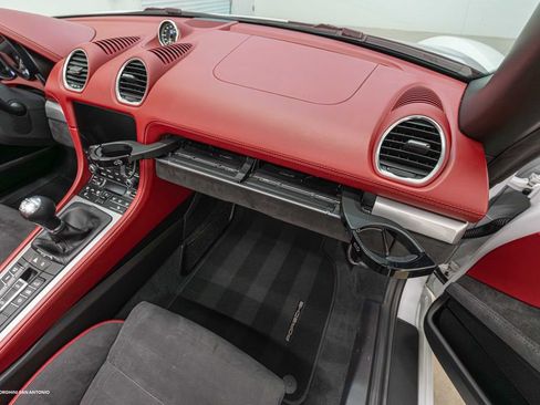 Used 2020 Porsche 718 Boxster Spyder RWD image 32