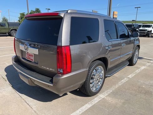 Used 2011 Cadillac Escalade 2WD image 4