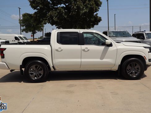 Used 2025 Nissan Frontier SV w/ SV Convenience Package RWD image 2