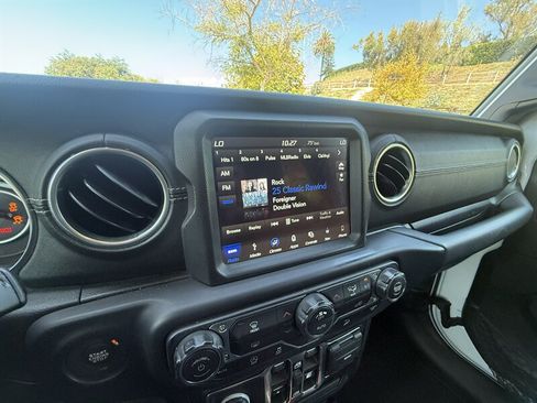 Used 2019 Jeep Wrangler Unlimited Sahara AWD/4WD image 21
