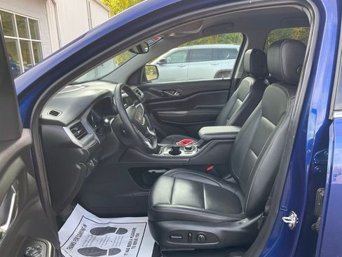 Used 2023 GMC Acadia SLT image 2