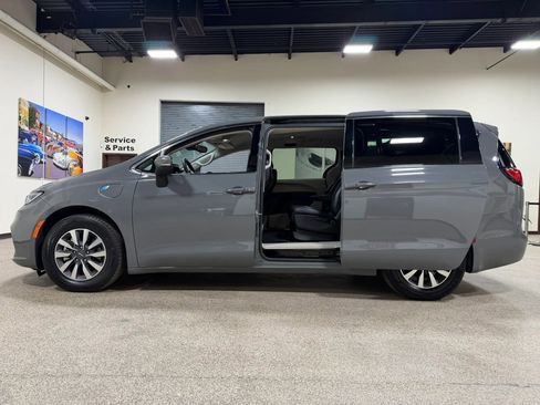 Used 2023 Chrysler Pacifica Touring-L FWD image 22