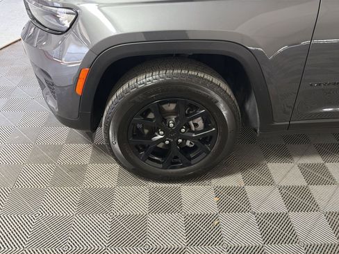 Used 2025 Jeep Grand Cherokee Altitude image 12