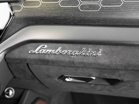 Used 2022 Lamborghini Urus AWD/4WD image 32