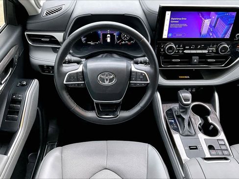 Used 2024 Toyota Highlander Limited image 5
