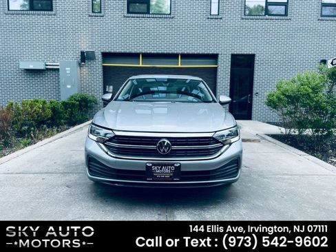 Used 2024 Volkswagen Jetta SE FWD image 2