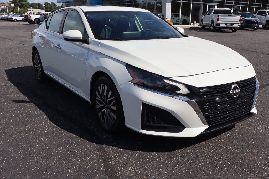 Used 2024 Nissan Altima 2.5 SV w/ SV Premium Package FWD image 2