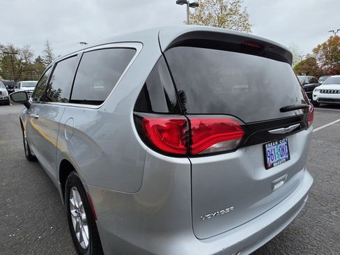 Used 2022 Chrysler Voyager LX FWD image 6