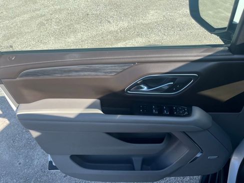 Used 2021 GMC Yukon XL SLT w/ Rear Media and Nav Package AWD/4WD image 19