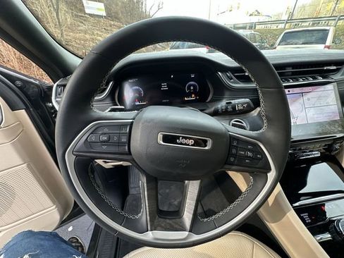 Used 2023 Jeep Grand Cherokee Limited w/ Luxury Tech Group II image 13