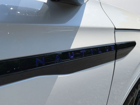 Used 2025 Lincoln Nautilus Reserve AWD/4WD image 28