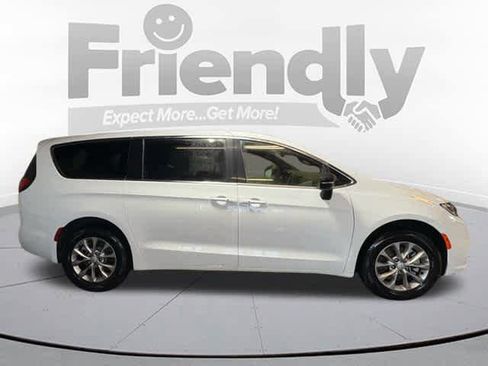 New 2026 Chrysler Pacifica Select image 3
