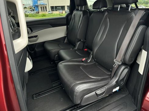 Used 2022 Kia Carnival LX FWD image 17