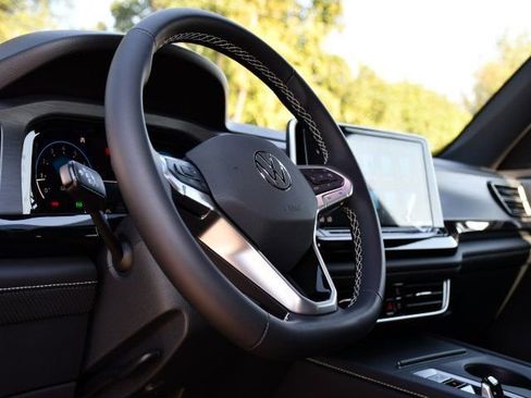 New 2026 Volkswagen Atlas Cross Sport SE image 11