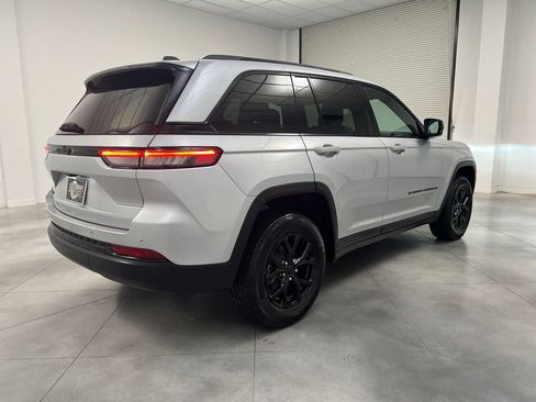 Used 2025 Jeep Grand Cherokee Altitude AWD/4WD image 9