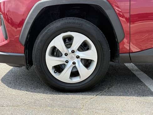 Used 2021 Toyota RAV4 LE AWD/4WD image 9