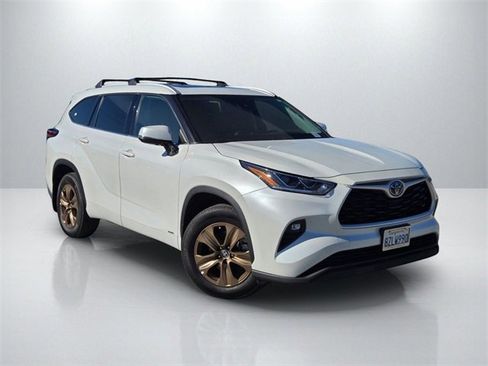 Used 2022 Toyota Highlander Bronze Edition image 1