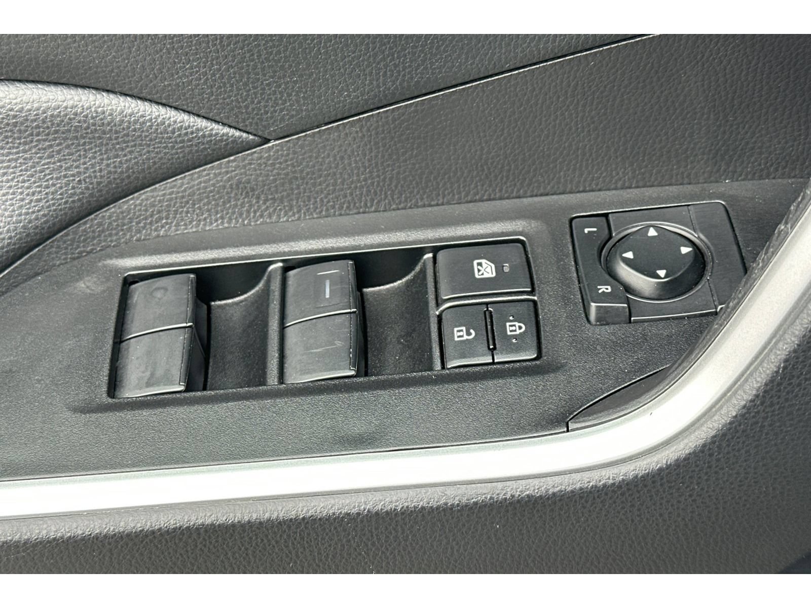 Used 2025 Toyota RAV4 LE AWD/4WD image 12