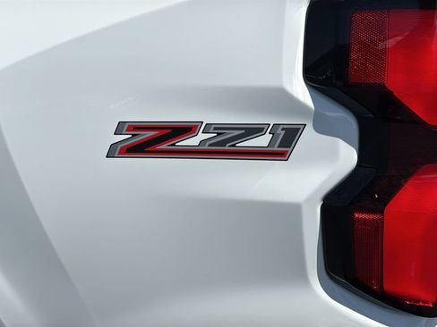 Used 2023 Chevrolet Colorado Z71 w/ Z71 Convenience Package 2 AWD/4WD image 8