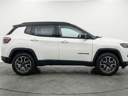 Used 2025 Jeep Compass Trailhawk AWD/4WD image 11