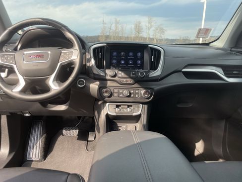 Used 2024 GMC Terrain SLT image 14
