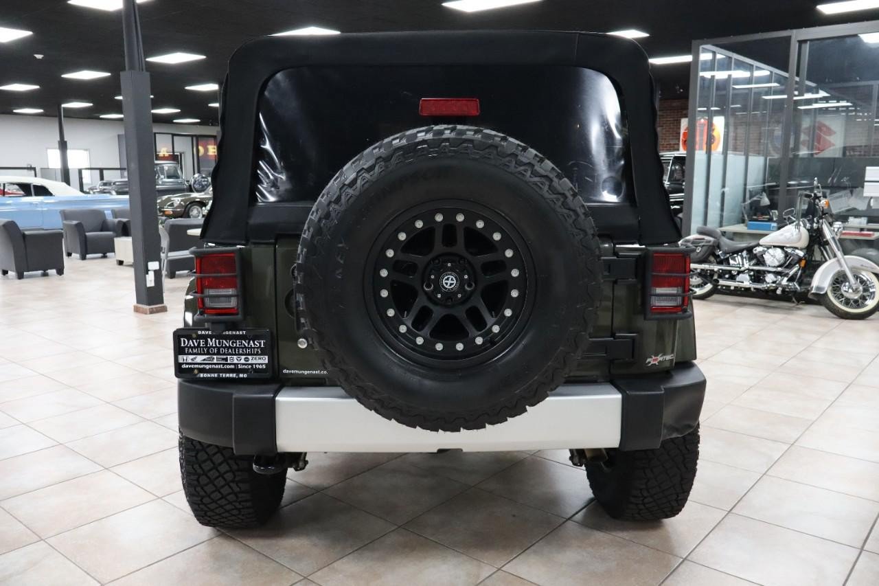 Used 2015 Jeep Wrangler Unlimited Sahara w/ Connectivity Group AWD/4WD image 4