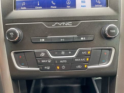 Used 2020 Ford Fusion SE image 23