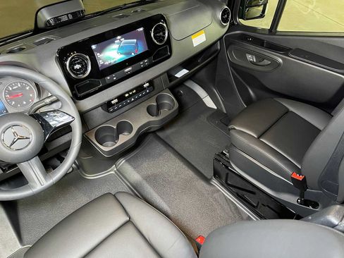 Used 2025 Mercedes-Benz Sprinter 2500 image 39