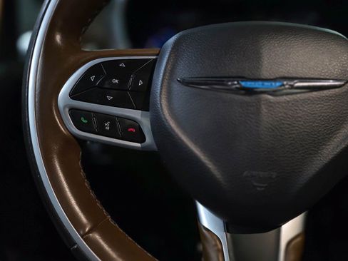 Used 2021 Chrysler Pacifica Limited w/ Uconnect Theater Family Group FWD image 25