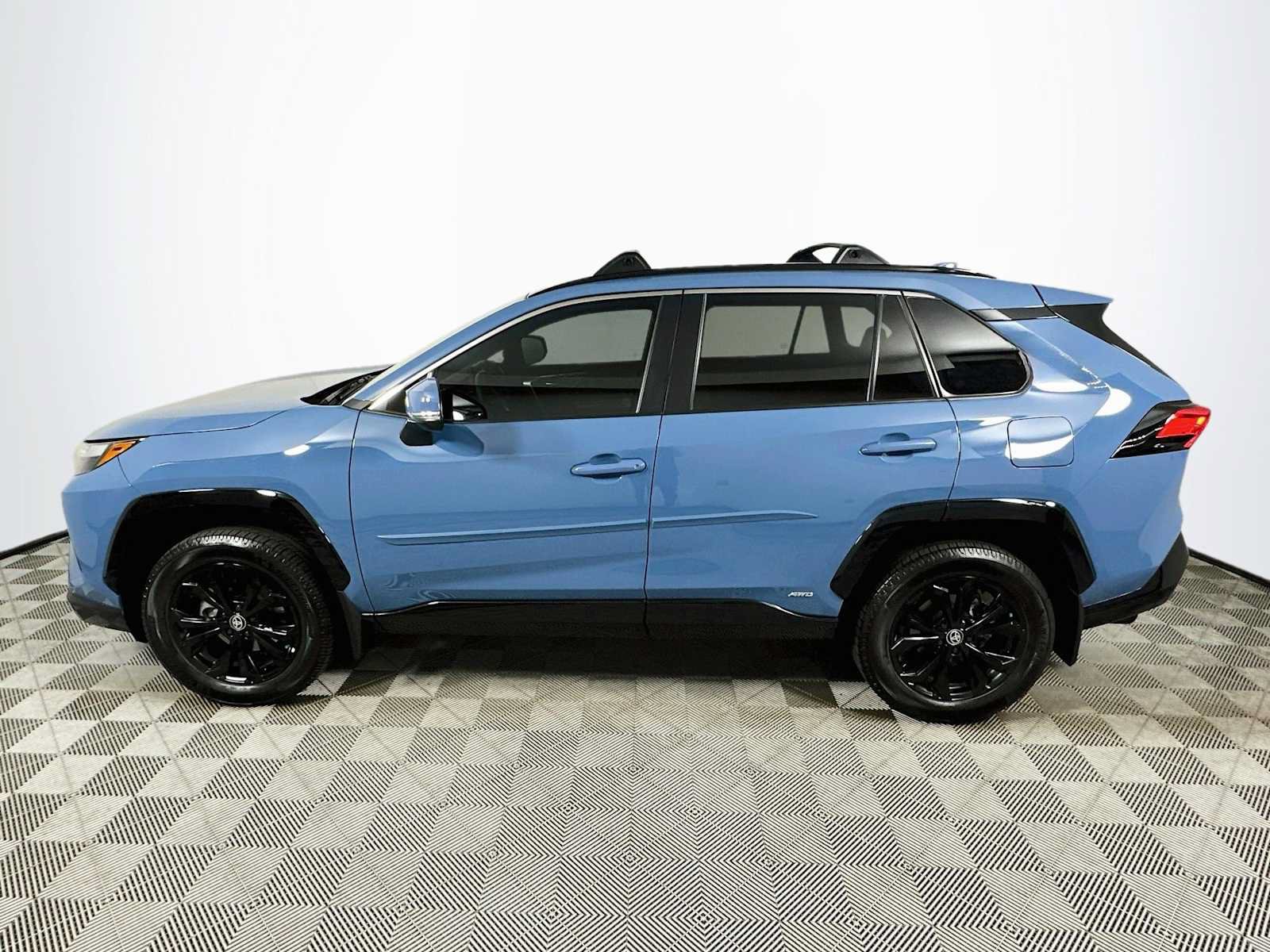Used 2022 Toyota RAV4 SE w/ Convenience Package AWD/4WD image 4