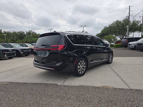 Used 2023 Chrysler Pacifica Pinnacle FWD image 8