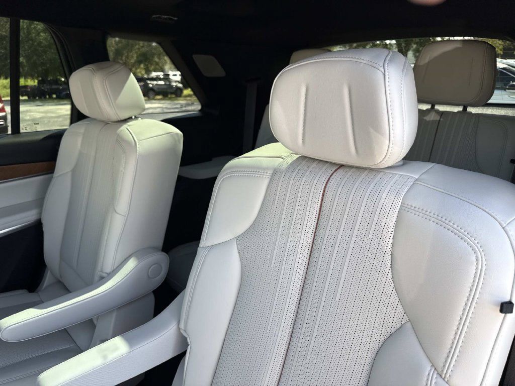 New 2027 Cadillac Vistiq Sport AWD/4WD image 14