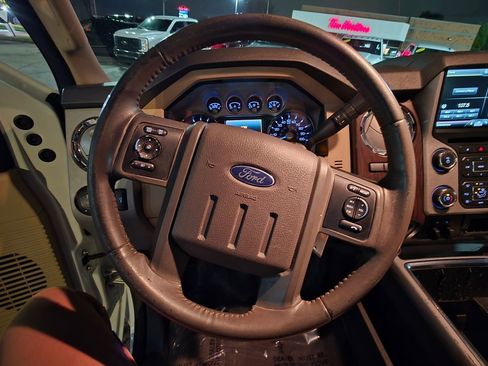 Used 2015 Ford F250 Lariat w/ Lariat Interior Package image 13