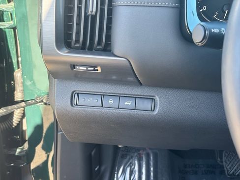 Certified 2025 Nissan Pathfinder SL w/ SL Premium Package image 16