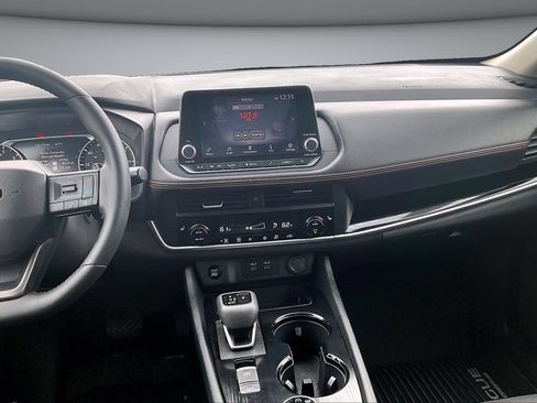 Used 2025 Nissan Rogue SV AWD/4WD image 9