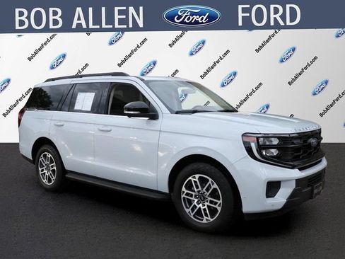 Used 2025 Ford Expedition Active AWD/4WD image 2